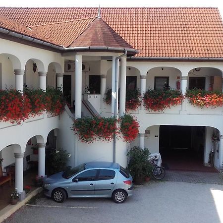 Eden Panzio Bed & Breakfast เอ็กเกอร์ ภายนอก รูปภาพ